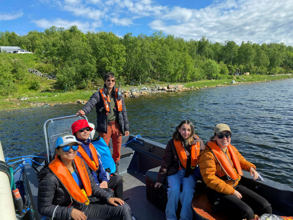 Fra venstre: Rosa, Sebastian, guide Andreas Weerasooriya, Adriana og Karen. Det var god stemning i båten før avreise.
 Foto: Emil Olai Danielsen