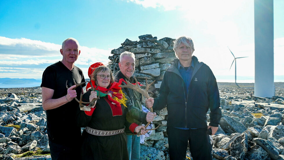 Ellinor Guttorm Utsi, Lars Haltbrekken, Kjell Derås og Ola Elvestuen på Gartefjellet vindkraftanlegg ved Kjøllefjord i Lebesby kommune.
 Foto: Irmelin Klemetzen