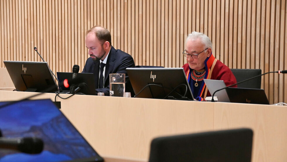 Fra skjønnsretten i Mosjøen. Advokat Pål Gude Gudesen (til venstre) og leder i Jillen-Njaarke reinbeitedistrikt, Torstein Appfjell.
 Foto: Irmelin Klemetzen