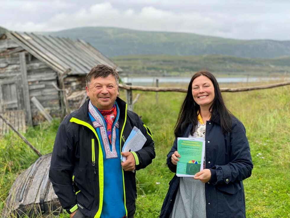 Nils Mikkelsen Utsi og Line Aimee Kalak. Bildet er fra valgkampen, da de to stilte til valg for Samelista til Finnmark fylkesting. Begge ble innvalgt. Nå er en av dem FeFo-styremedlem og én er vara.
 Foto: Roger Albrigtsen