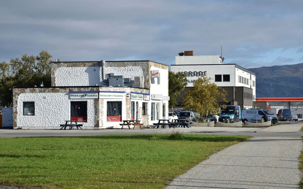 I Lakselv sentrum ligger spisestedene bokstavelig talt på rekke og rad.
 Foto: Sara Olaussen Stensvold