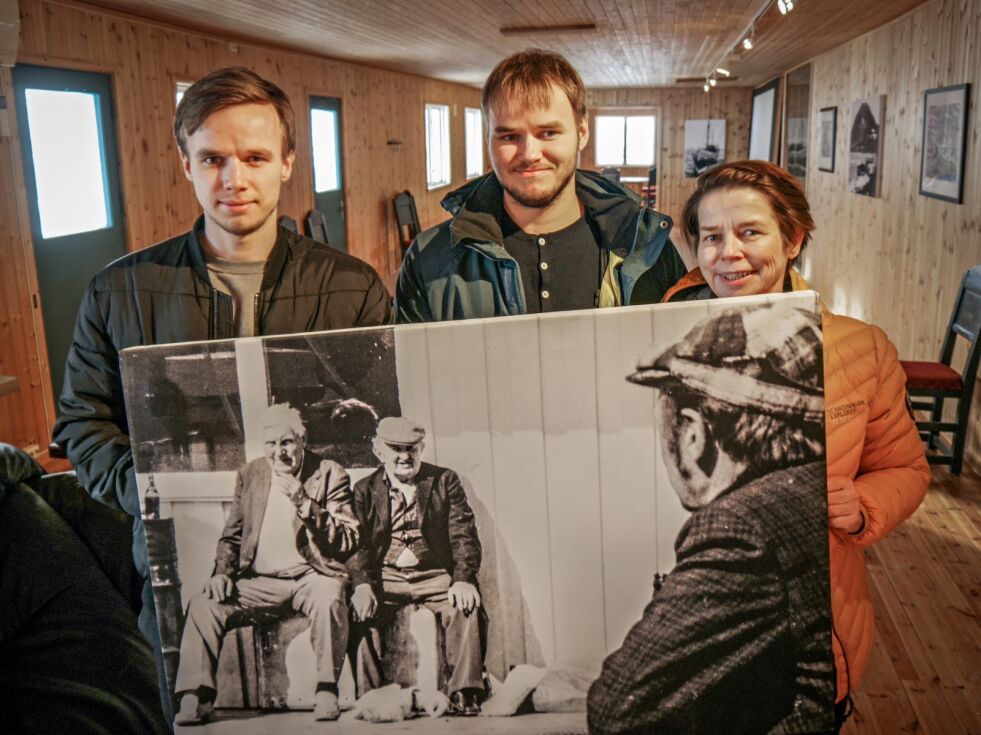 I den nye butikken vil det henge et bilde av han Snoy; eller Harald Frantzen, som han het. På forstørrelsen av det gamle fotografiet sitter han til venstre; i kjent positur på kaia, sammen med Reidar Løkke fra Honningsvåg. Fra venstre på bildet Ole Elmer Jensen, Lars Oskar Jensen og Sirpa Lusminki Jensen.
 Foto: Geir Johansen