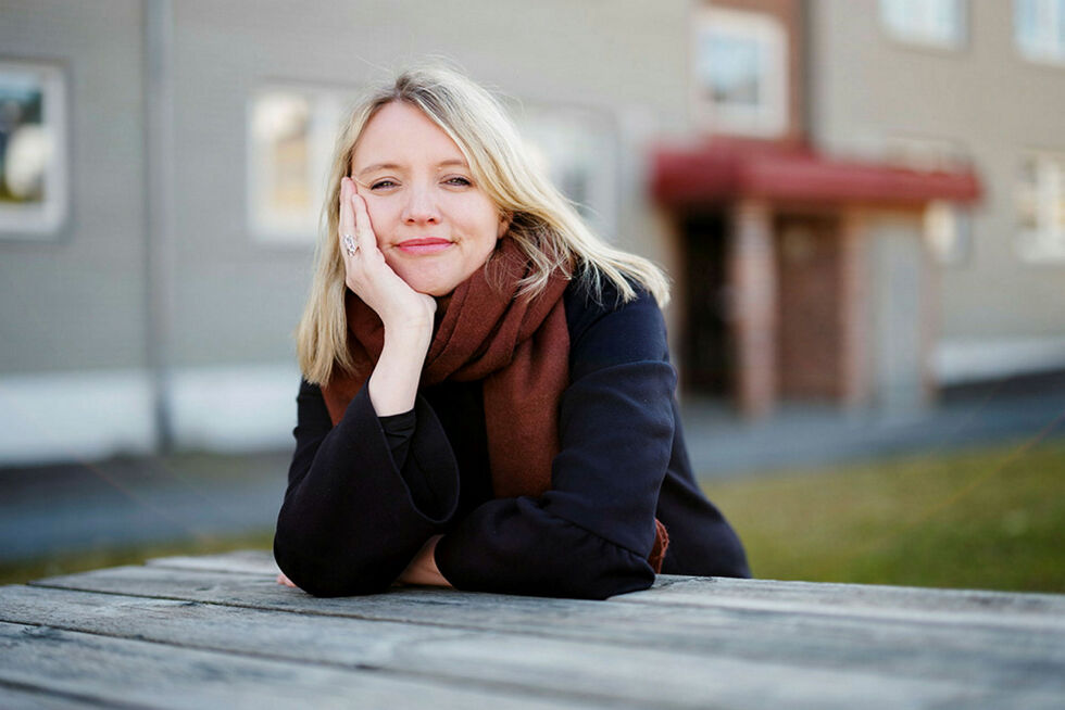 – Jeg tror jeg fant en slags nøkkel da jeg skrev min forrige bok, «Forbryter og straff». Jeg fant ut hvordan jeg kunne behandle både personlige historier og det politiske, samt at det er plass til begge deler i en bok. I «Sameproblemet» er det av og til en veldig sint monolog, men det er også scener fra et familieliv og en oppvekst som ikke er fullt så sint. Den delen er mer fortellende og jeg prøver å illustrere hvor sinnet kommer fra, sier Kathrine Nedrejord.
 Foto: Fartein Rudjord