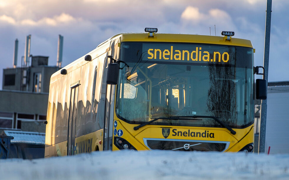 Snelandia har fått nytt bussdepot i Lakselv. Det har gjort at det gamle depotet ikke brukes lenger, og med det, forsvinner også det innendørs venteværelset. Politikere diskuterer nå hvor folk skal vente.
 Foto: Cecilie Bergan Stuedal