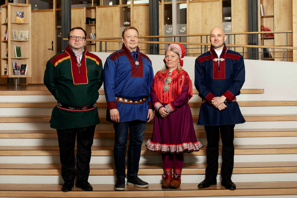 Plenumsledelsen består av Jørn Are Gaski (uavhengig), Tor Gunnar Nystad (NSR), Kristin Sara (NSR), Tom Sottinen (Bb) og Sara Katrine Aleksandersen (NSR). Sistnevnte var ikke til stede da dette bildet ble knipset.
 Foto: Árvu/Sametinget