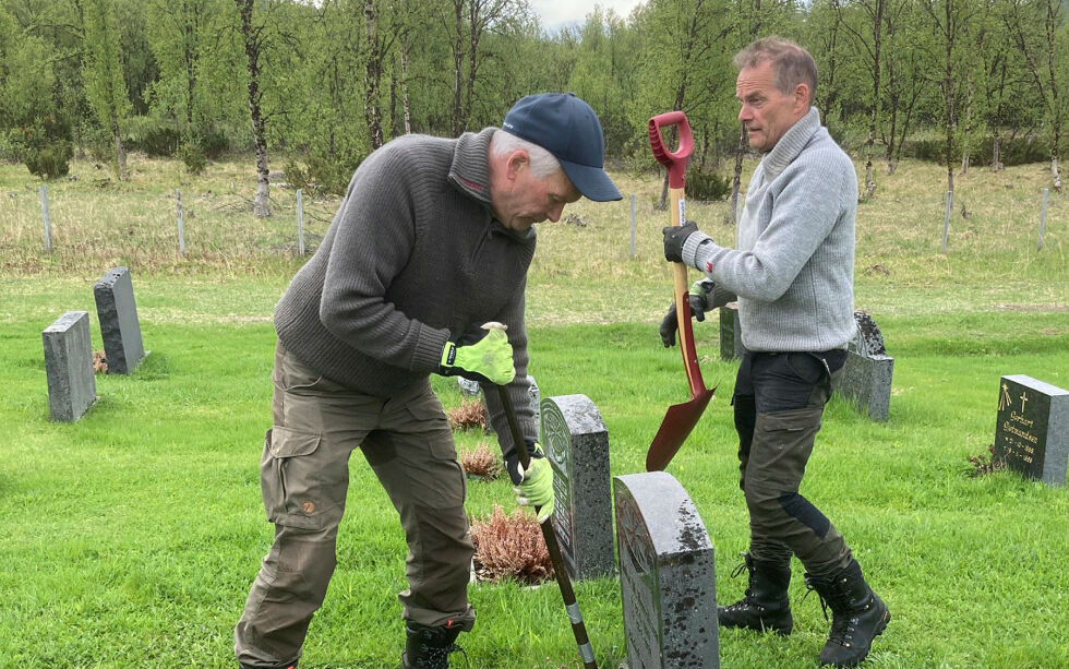 Brødrene Ulf og Bjørn Stødle retter opp en gravstøtte.
 Foto: Anthon Herman Sivertsen