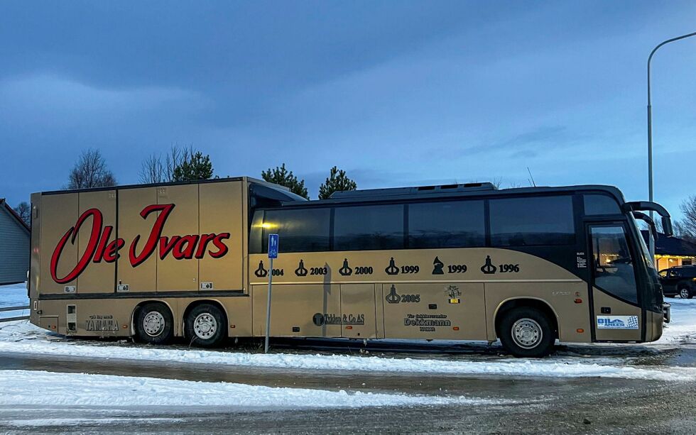 Dansebandet Ole Ivars har avsluttet karrieren, men turnébussen har funnet nytt liv i Finnmark. Fremover skal bussen transportere ivrige crosskjørere til trening og konkurranser.
 Foto: Irene Andersen