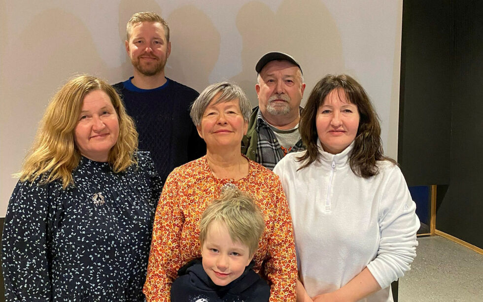 Elin Mathisen, Robert Mathisen, Venke Tørmænen, Georg Ivanowitz og Gunn Bodil Mathisen ser klart fordelene ved at skoltene i Norges roens i én og samme organisasjon. I front sønnen til Robert Mathisen, Oskar Bjørnstad Mathisen.
 Foto: Hallgeir Henriksen