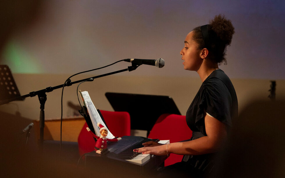 Michaela Esther Forfang (13) opptrådte med sangen «17. november» som hun har skrevet selv.
 Foto: Cecilie Bergan Stuedal