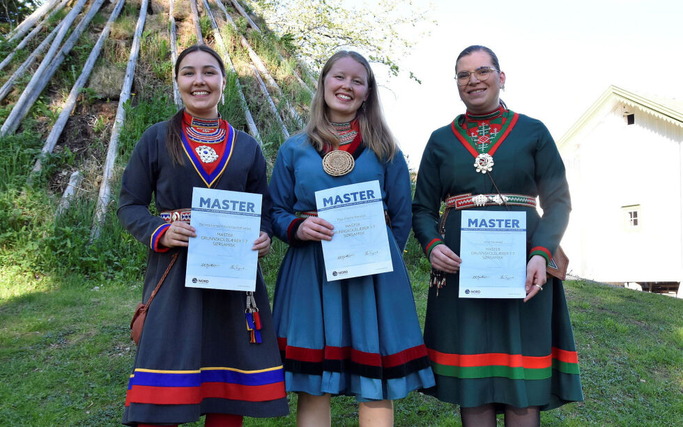 Ramona Kappfjell Sørfjell (t.v.), Maja-Kristine Bransfjell og Vanja Tørresdal er de første som uteksamineres fra den sørsamiske grunnskolelærerutdanninga ved Nord universitet i Levanger.
 Foto: Ole Johan Ramfjord