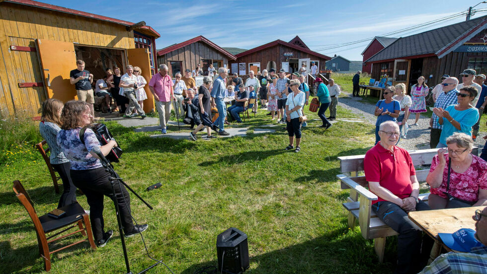 Heli Korhonen og duoen «Elle-Ville» som består av søskenparet Elle og Ville Olaussen, underholdt de besøkende med folkemusikk.
 Foto: Cecilie Bergan Stuedal