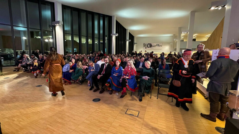 Stormen bibliotek i Bodø var fylt til randen under feiringen av samefolkets dag.
 Foto: Irmelin Klemetzen