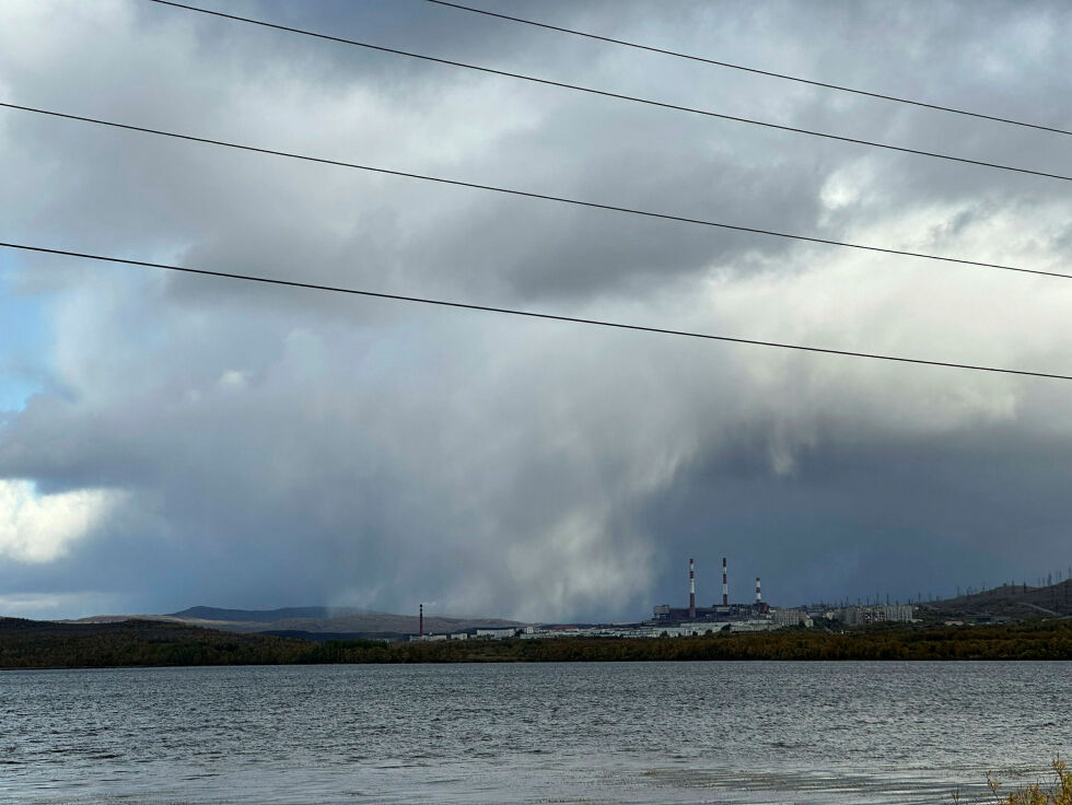 Skyene over Nikel søndag var av den rene sorten og ble et blikkfang på nordhimmelen en stakket stund.
 Foto: Hallgeir Henriksen