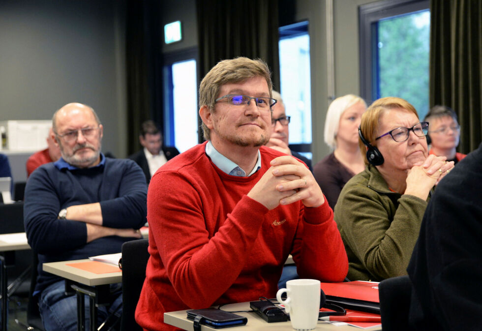 Leder i Arbeidepartiets samepolitiske forum i Nordre valgkrets, Robert Wilhelmsen. Bak ham Ingar Eira som er fra samme forum/valgkrets og sitter i Samepolitisk råd. Bildet er fra en tidligere samepolitisk konferanse i Ap.
 Foto: Steinar Solaas