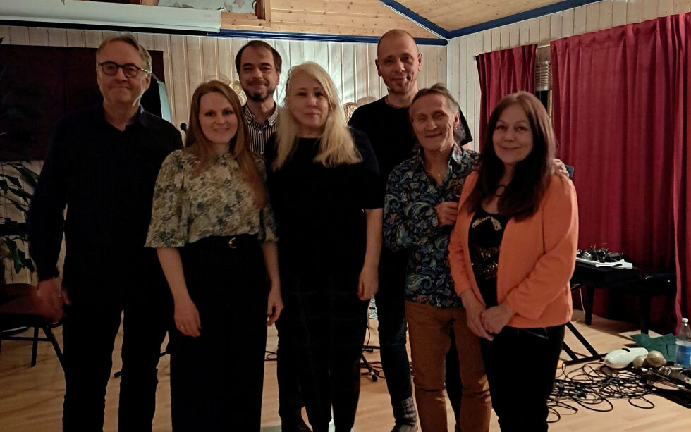 BandaCUITO består av, fra venstre: Stig A S Pettersen (trommesett), Svanhild T H Jakobsen (bass). Jens Lühr (piano). Anne Margaret Nilsen (kor, maracas), Vidar Ytre-Arne (fiolin) og Carlos Alfredo Jeldes-Ramirez (vokal, congas, bongos). Ytterst til høyre Wenche Johansen, vertinne på Fjordutsikten.
 Foto: Liss Beth Gjertsen Nyby