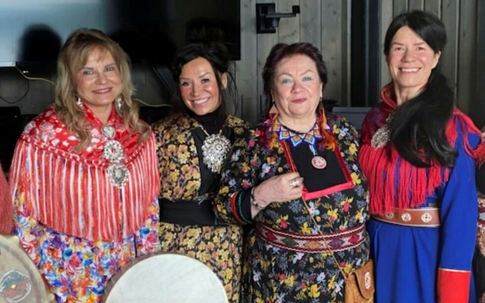 Kjærlighetsprisvinneren Jorunn Eikjok (nr 2 fra høyre) sammen med festivalleder Astrid Ingebjørg Swart (ytterst til høyre) og konferansierene Ruth Mari Brinis (ytterst til venstre) og Máre Helander, som er søsteren til festivallederen.
 Foto: Åsa Márgget Anti og Nils Isak Aslaksen Sara