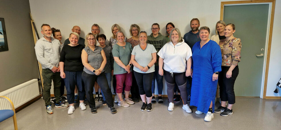 Glade og stolte lærere på Hesseng flerbrukssenter. I bakerste rekke fra venstre Rita Bordi, Lars Haugen Monsen, Tommy Karlsen, Hege Lorenzen, Anne Lise Kristiansen Erke, Ann-Charlott Hansen, Kamilla Karstensen, Tony Andrė Pedersen og Jill Johansen. I forreste rekke Gaute Leknes Lie, Merja Pylväs, Åse Stenbakk, Linda Skårvik, Merethe Vælitalo, Silje Akselsen og rektor Merete Moberget.
 Foto: Hill Haga