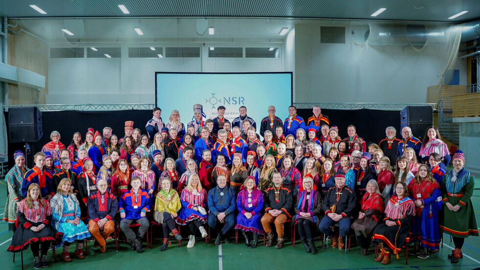 Hele NSR-landsmøtet samlet til «klassebilde».
 Foto: Piera Heaika Muotka