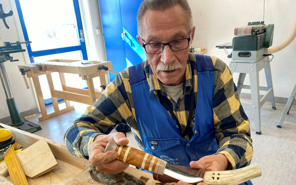 Per Andersen (74) fra Nesseby føler et ansvar for at kunnskaper om samisk duodji blir overført til de unge.
 Foto: Thor Thrane