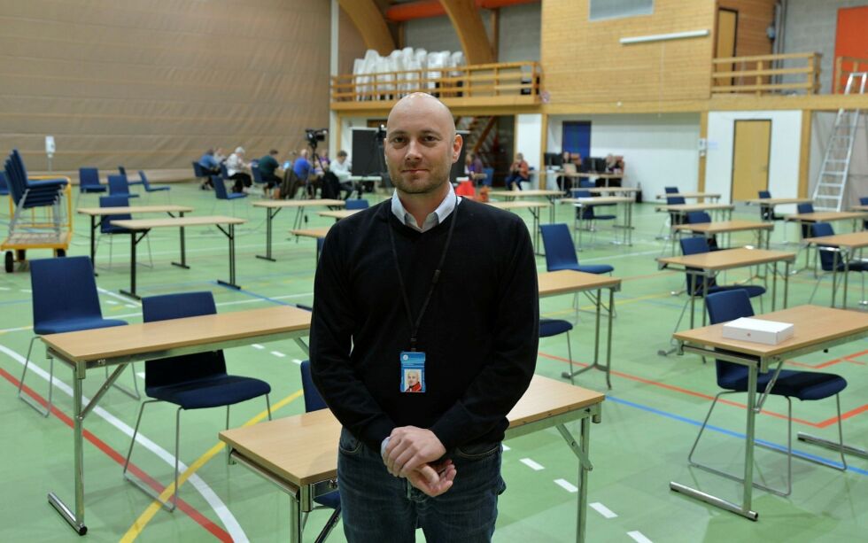 Plenumsleder Tom Sottinen i Karasjok idrettshall som er i ferd med å rigges til plenumsmøtet som går onsdag til fredag. (Foto: Steinar Solaas)