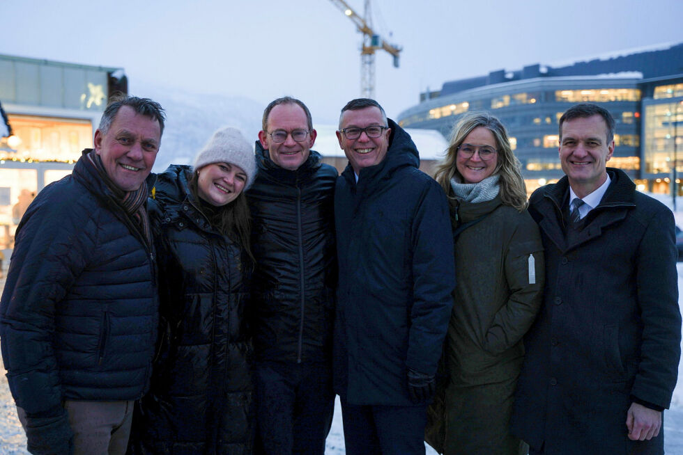 Fornøyde med beslutningen: Fra venstre Tromsø-ordfører Gunnar Wilhelmsen, næringsminister Cecilie Myrseth, forsknings- og høyere utdanningsminister Oddmund Løkensgard Hoel, rektor Dag Rune Olsen, museumsdirektør Lena Aarekol og administrasjonsdirektør Jørgen Fossland.
 Foto: Kaja Halvei-Larsen / UiT