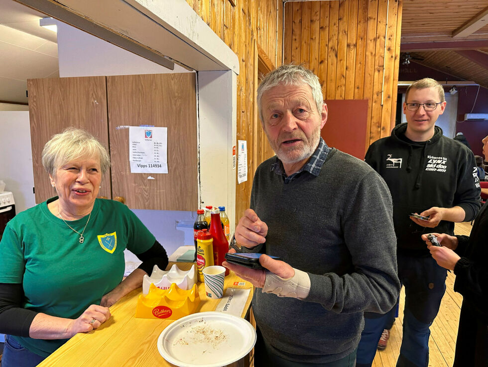 Ann Torunn Must og Audun Larsen mener med glimt i øyet at alderen i ungdomslaget er så høy at navnet er misvisende. Bak venter Vegard Trasti på tur for å betale for kaffe, brus, kaker og røyeblinker.
 Foto: Hallgeir Henriksen