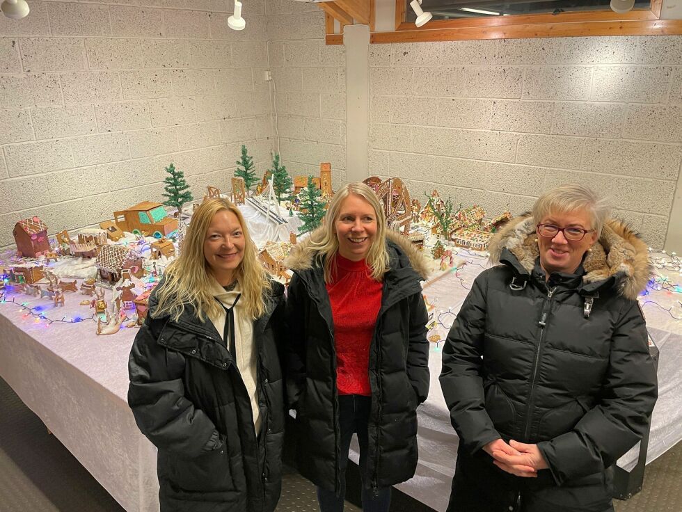 Siv Anita Biti-Helander, Eirin Utsi og Inger Anita Jenssen foran den flotte pepperkakebyen.
 Foto: Birgitte Wisur Olsen