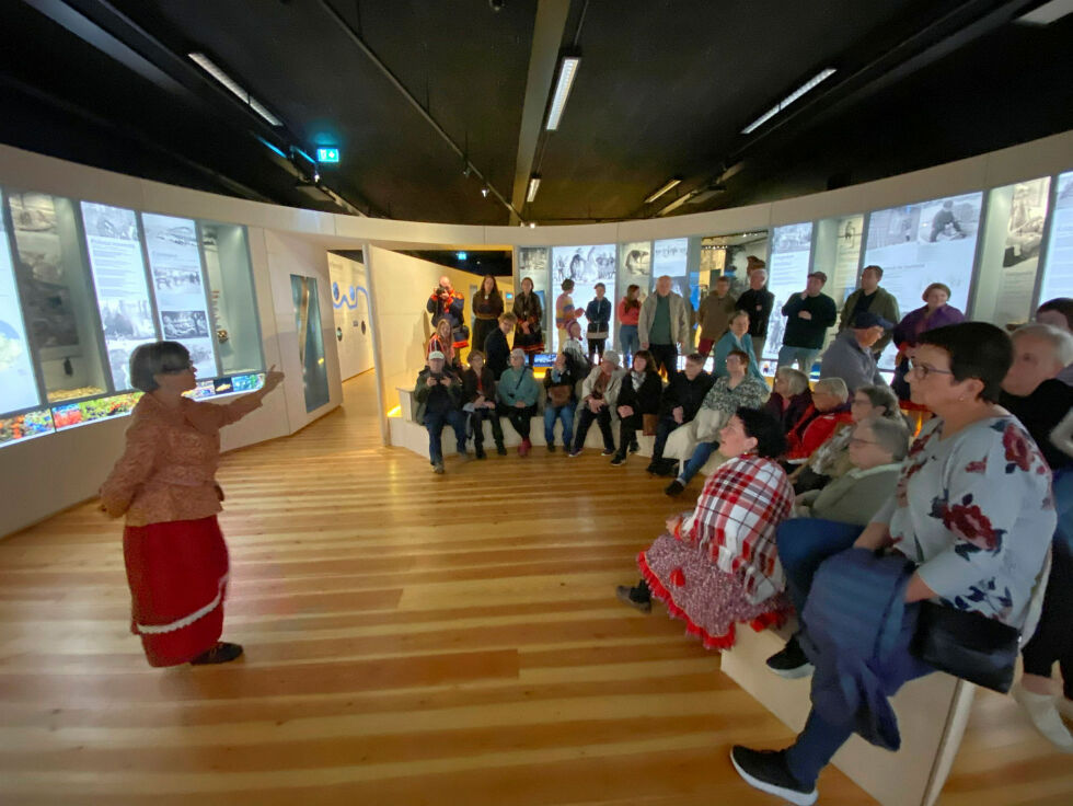 Da Ävv feira sine første fem år i juni 2022 var det godt fremmøte, som bidro til besøksrekord. Her ser vi Venke Tørmænen foredra om skoltesamisk historie.
 Foto: Hallgeir Henriksen