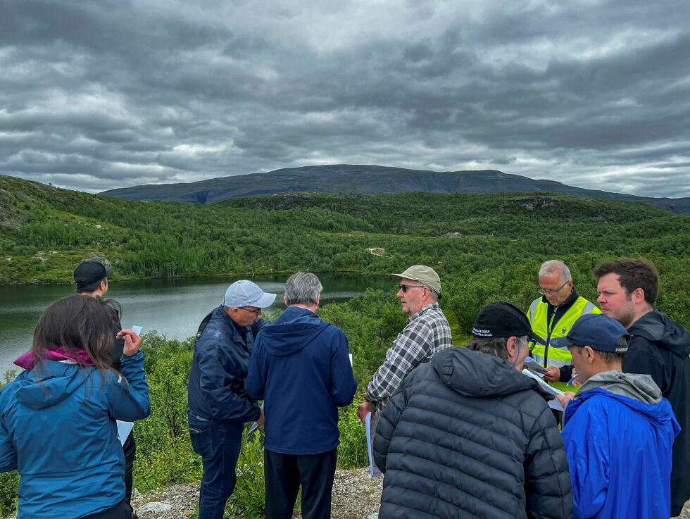 Befaring i Hálkavárre skyte- og øvingsfelt med representanter fra reinbeitedistrikt 14A, Statsforvalteren i Nordland, Forsvarsbygg og Forsvaret.
 Foto: Irene Andersen