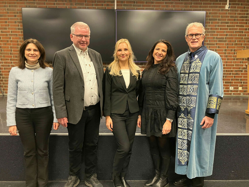 På bildet med Eli Vibeke Eriksen i midten. Fra venstre Simona Caravita, Edvin Bru, Eli Vibeke Eriksen, Kjersti Tharaldsen og senterleder Dag Jostein Nordaker, som ledet disputasen.
 Foto: privat