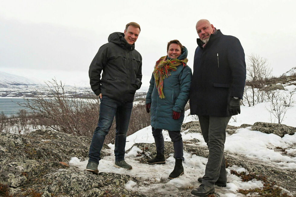 Aina Borch tok med seg Bård Ludvig Thorheim og Hans-Jacob Bønå ut på tur, og orienterte om planene til Kingsrose Finnmark.
 Foto: Irene Andersen