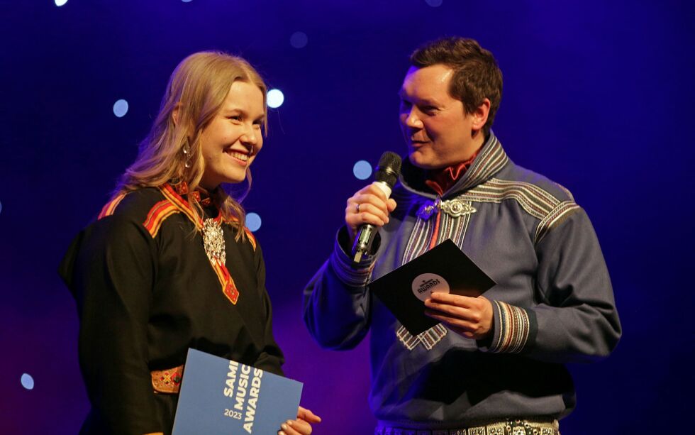 Vinner i klasse ung artist i Sami Music Awards ble Elina Ijäs, her sammen med Ole Máhtte Gaup, på scenen under Sami Music Week i Alta lørdag.
 Foto: Proffen