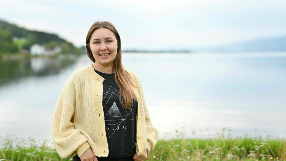 Ramona Linnea Victoria Kappfjell Sørfjell er en av de tre første som fullførte sørsamisk lærerutdanning. Nå er hun lærer ved Åarjel-Saemiej skuvle, den sørsamiske skolen i Snåsa.
 Foto: Irmelin Klemetzen