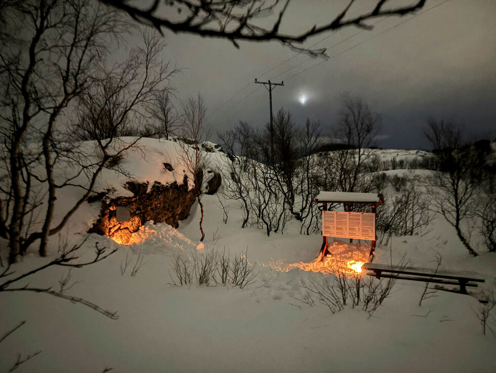 Medlemmer i Sør-Varanger historielag tente fredag lys ved minnesmerket over drepte partisaner i Langøra på årsdagen 3. desember.
 Foto: Knut Kristoffersen