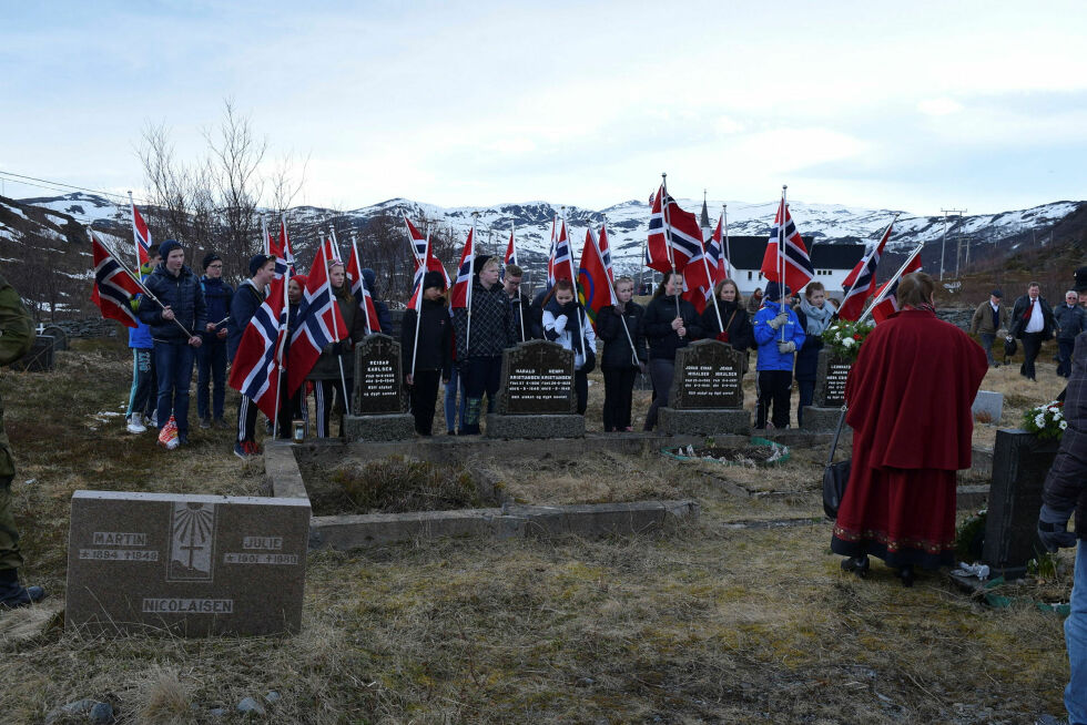 Fra en minnestund ved gravene på Skjånes.
 Foto: Arvid Petterson