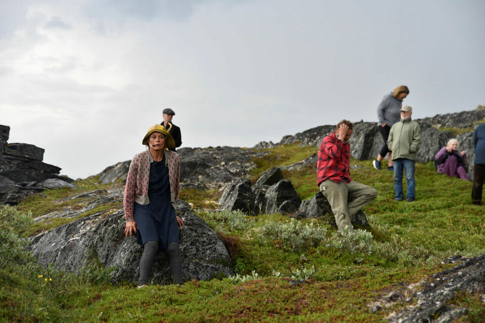 Til venstre Juni Dahr, til høyre i rødt er Håkon Vassvik, lokal og med i skuespillet, i bakgrunnen musiker på saksofon Tore Brunborg.
 Foto: Oskar Melkeraaen Aas