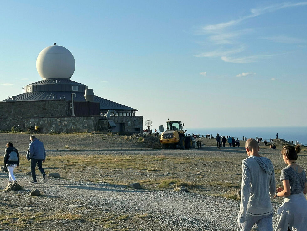 Planutvalget ønsker nye utbygginger på Nordkapp-platået. Maskinene står klare.
 Foto: Jan Olsen