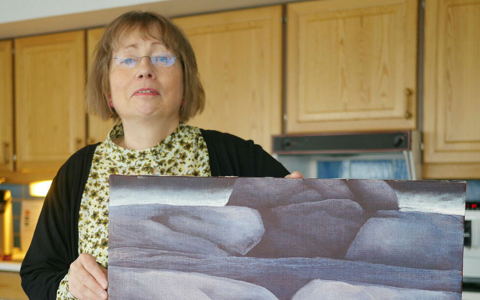 Marit Tjernstad er glad for at stiftelsen Bjarne Holst Galleri Nordkapp har fått en samling med nye Holst-bilder som til nå har befunnet seg i Tromsø. Her viser hun frem det aller siste bildet som Bjarne Holst lagde før han døde i 1993.
 Foto: Geir Johansen