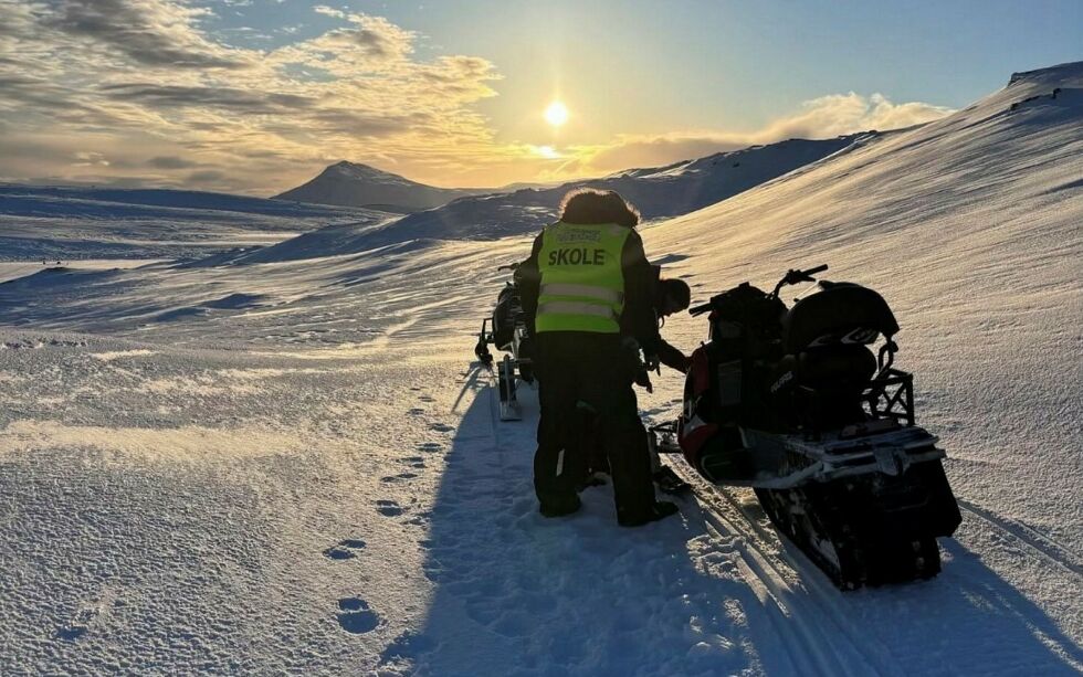 For å ta førerkort for sneskuter (klasse S), må man gjennomføre opplæring med teorikurs, praktisk kjøring og førerprøve.
 Foto: Honningsvåg Trafikkskole