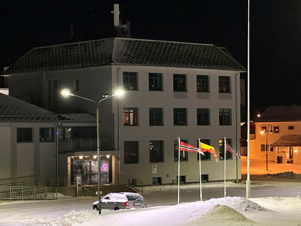 Iskald landvind holder vimplene på Rådhusplassen i Honningsvåg stramme. Men det er ikke bare sønnavind som kommer ut Porsangerfjorden. Nå har Nordkapp i tillegg fått inspirasjon fra Porsanger til å innføre vindkraftgebyr.
 Foto: Jan Olsen