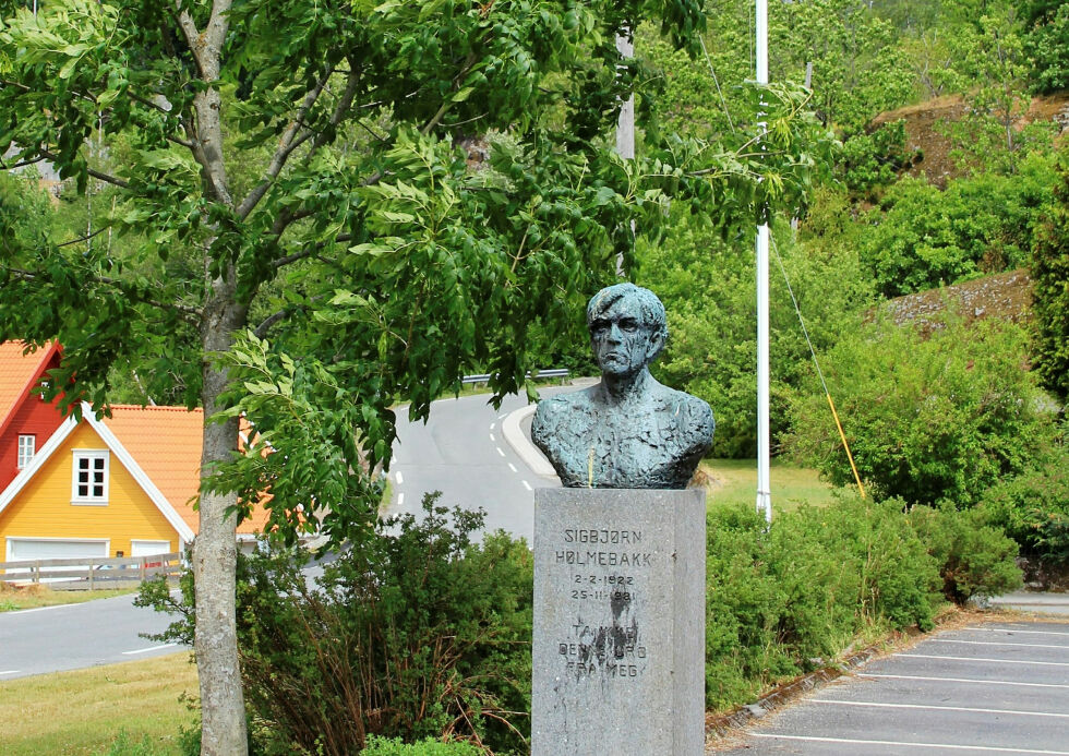 Bysten av forfatteren og samevennen Sigbjørn Hølmebakk på hans fødested, Feda. Han gikk hardt ut mot fornorskningspolitikken og støttet samenes kulturkamp i Karasjok allerede på 1950-tallet.
 Foto: Chell Hill