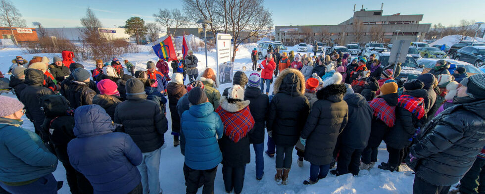 Mange møtte opp og demonstrerte i forbindelse med at kommunestyret i Porsanger behandlet saken om oppstart av planarbeid med områderegulering av Skarvberget vindkraftverk.
 Foto: Cecilie Bergan Stuedal