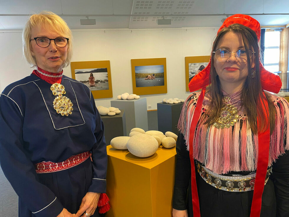 Ordfører Berit Ranveig Nilssen i Nesseby berømmet Marte Lill Somby for hennes modighet med å vise samiske kvinners smerte gjennom kunst.
 Foto: Thor Thrane