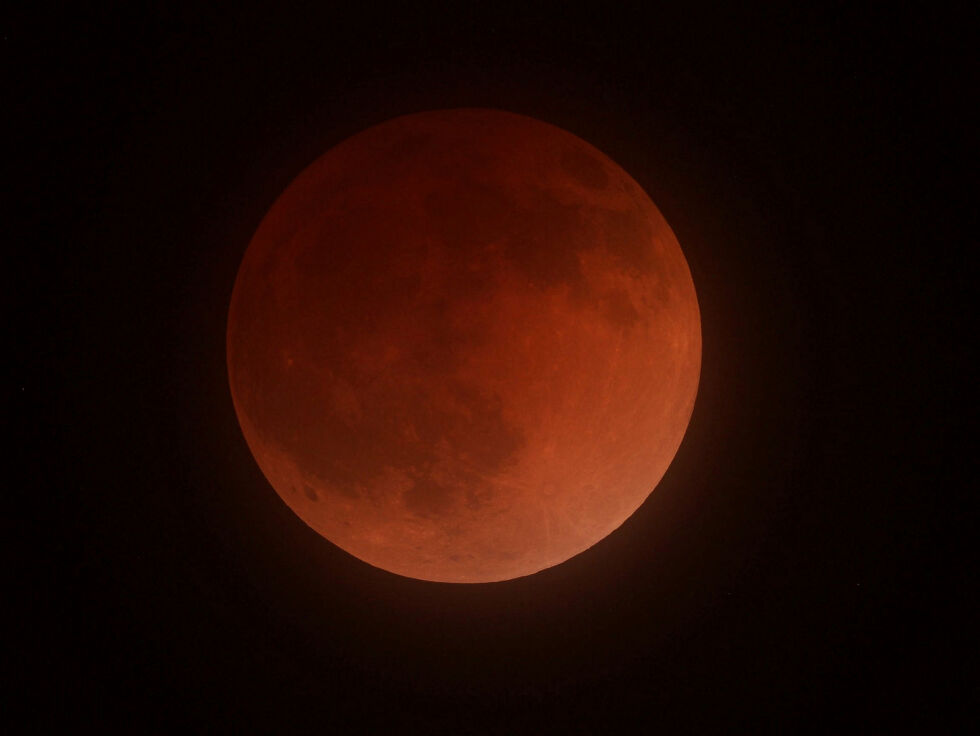 Totale måneformørkelser kan være svært vakre! Denne ble fotografert fra California 15. april 2014. Fredag 14. mars i år blir bare deler av måneskiven rød.
 Foto: Andrew tk tang/Wikipedia