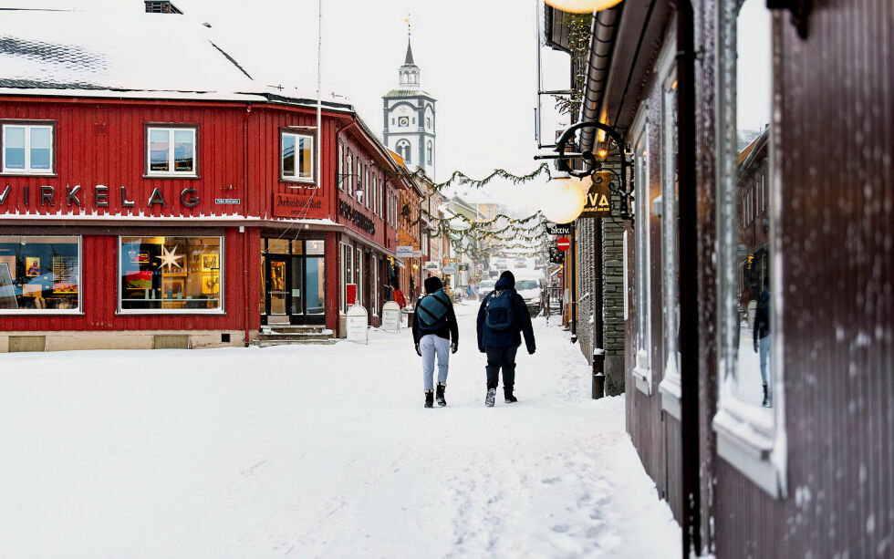 Det nye lokalkontoret til NRK Trøndelag skal bli samlokalisert med lokalavisen Arbeidets Rett som ligger i Kjerkgata i Røros sentrum i andre etasje på det røde bygget.
 Foto: Cecilie Bergan Stuedal