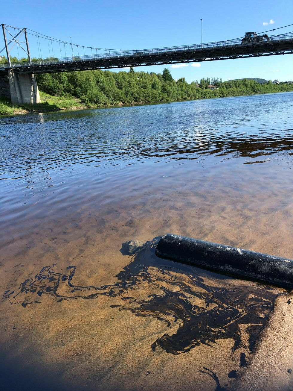 Denne oljelekkasjen er stoppet, men brannsjefen har ennå ikke funnet svart på hvor oljen kommer fra.
 Foto: Stein Torger Svala