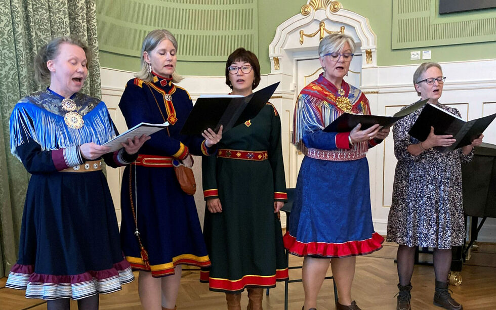 I korets repertoar var salmer som «Dál liekkus ruonas šattodat»/«En vänlig grønskas rika dräkt» av Waldemar Åhlén.
 Foto: Tuva Johansen