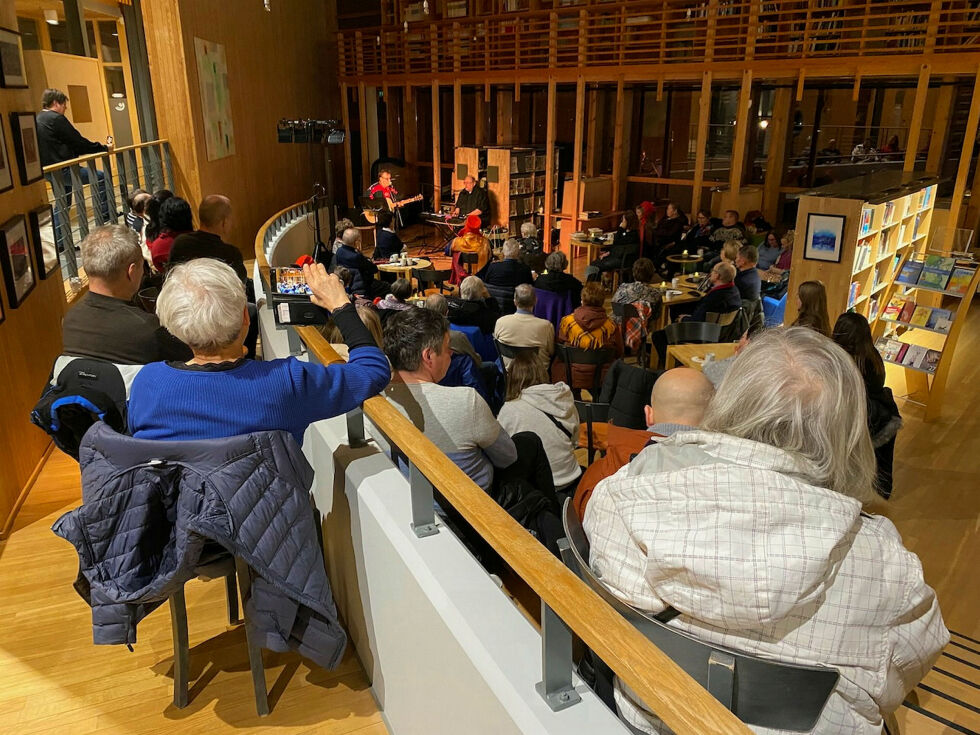 Det var stinn brakke og folk virket å være veldig takknemlige og glade for det de hørte fra scenen. Det er tydelig at folk i Karasjok verdsetter slike tiltak.
 Foto: Yvette M Stornes