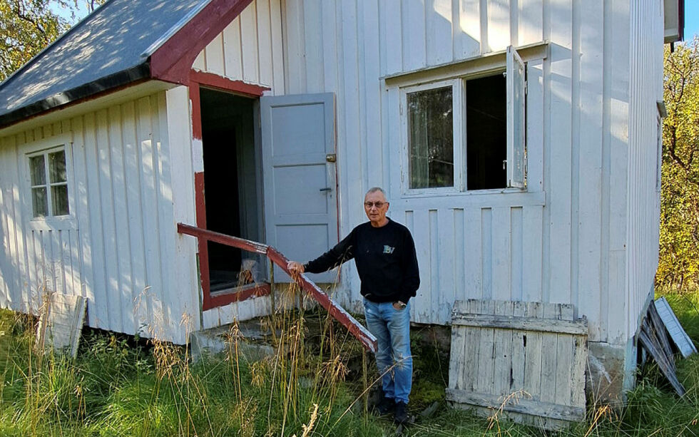 Arnfinn Fagerli foran hovedhuset på Myrbakken. Vinduslemmer foran alle vinduer bevarer vinduene. Huset har også et sammenfalt fjøs og et lite utedo på eiendommen.
 Foto: Liss Beth Gjertsen Nyby