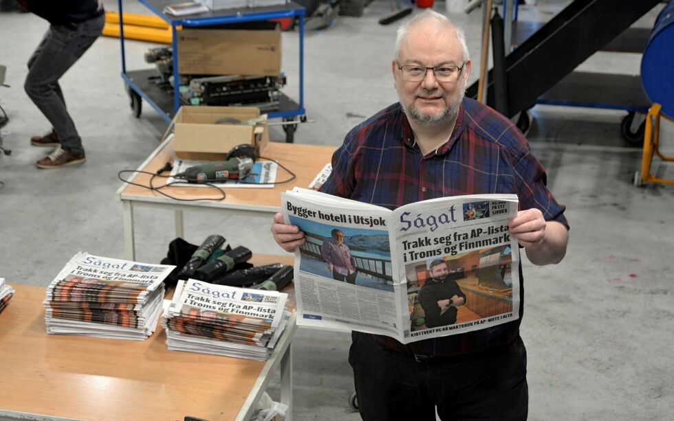 Daglig leder og redaktør Geir Wulff er i harnisk over at avisa Ságat ikke lenger leveres ut daglig til abonnentene.